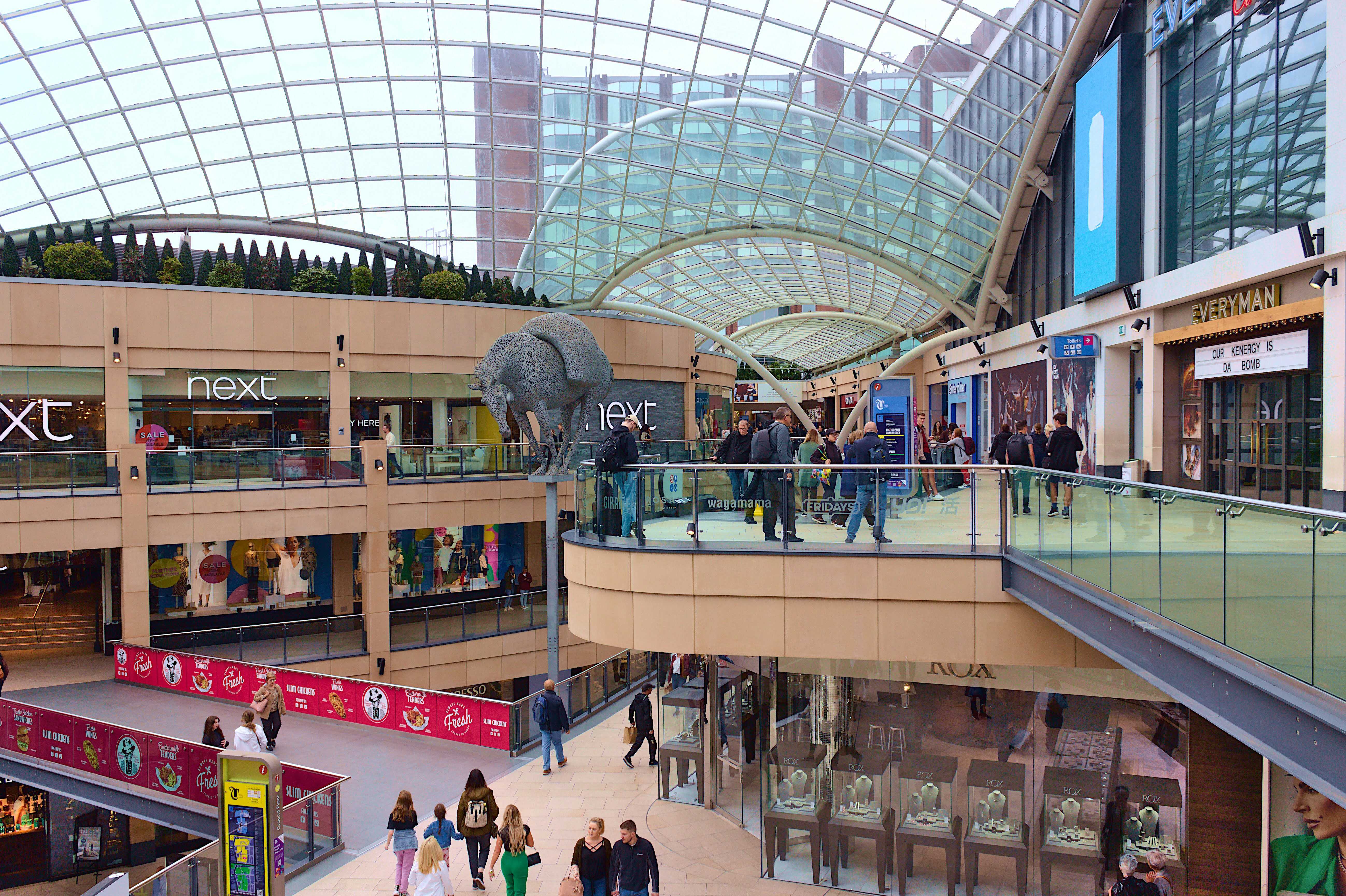 Reklama indoor – co to jest i jakie są jej rodzaje?