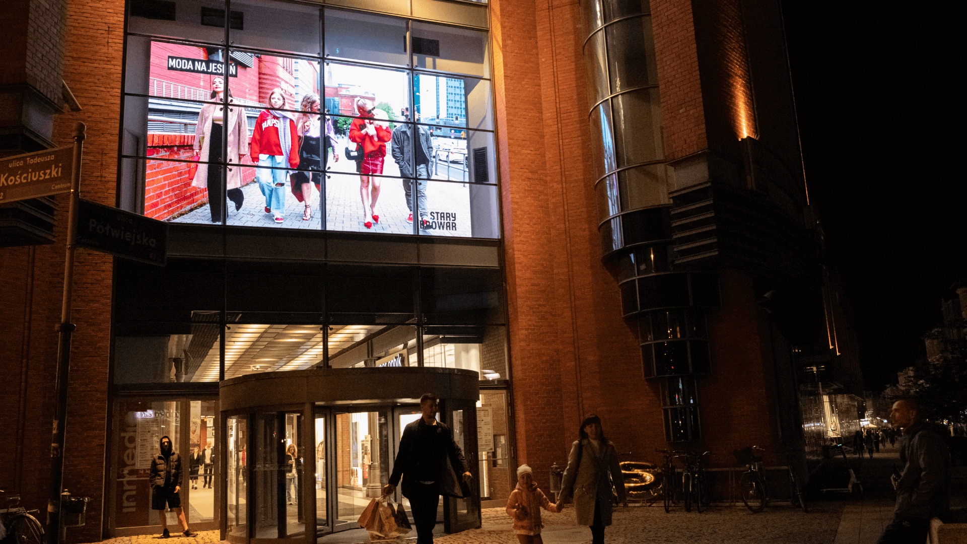 digital signage - wideo-ściana nad wejściem galerii Stary Browar