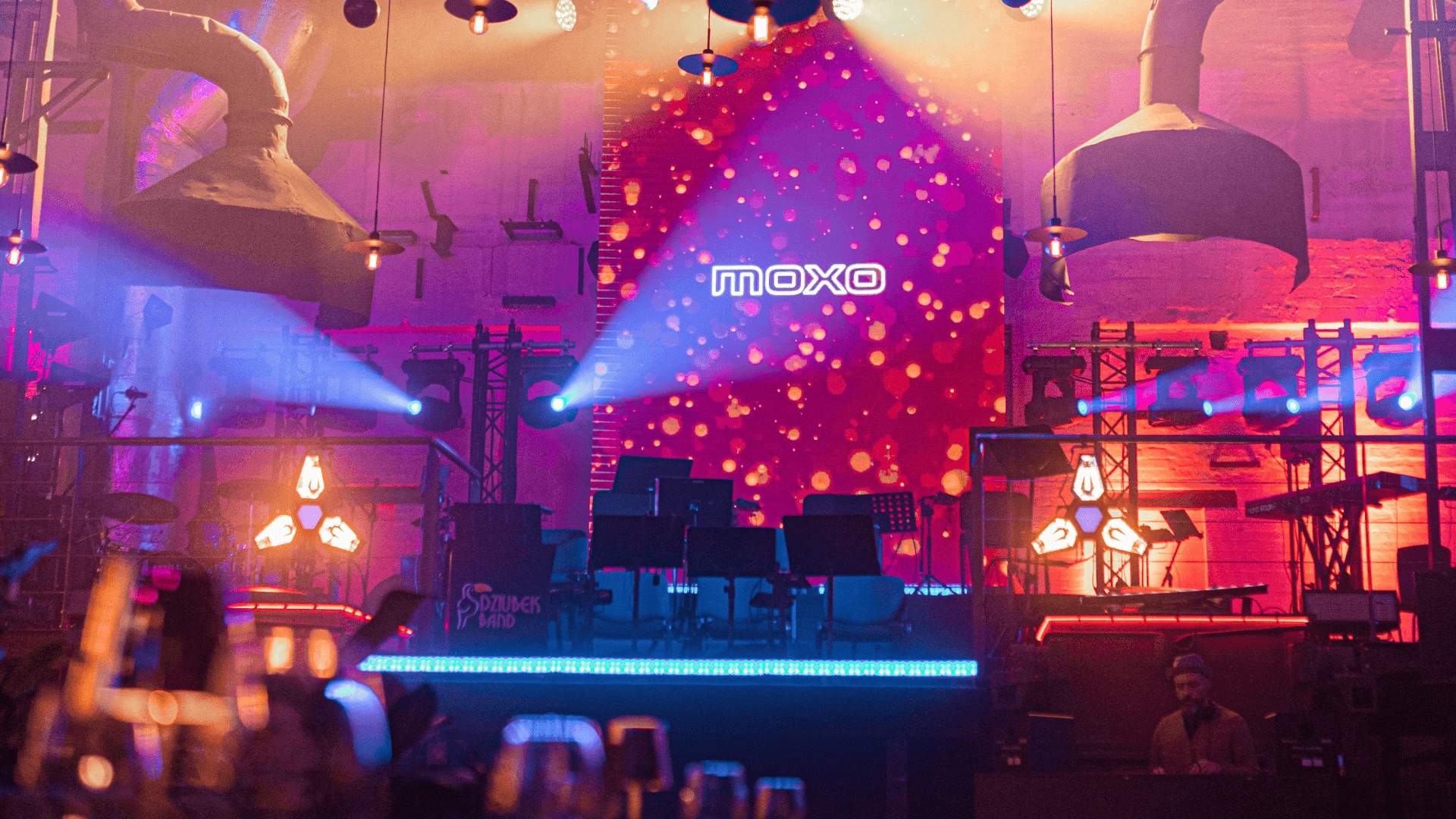digital signage - video wall for MOXO